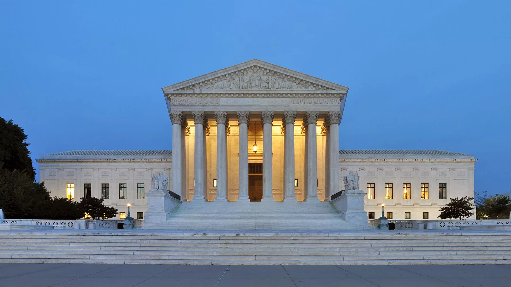 Panorama_of_United_States_Supreme_Court_Building_at_Dusk.jpg